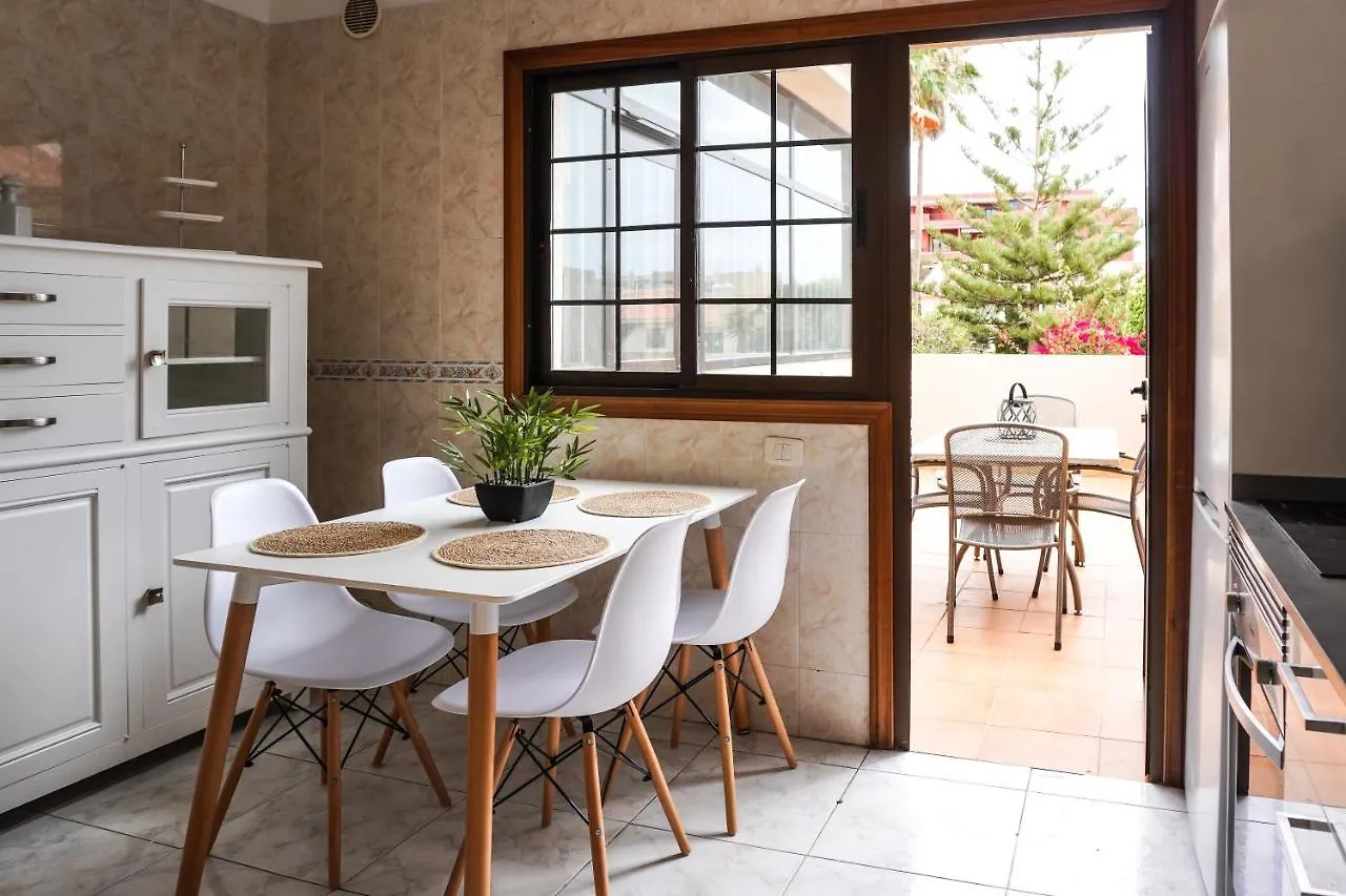 Kontakte von Bright House With Working Space
